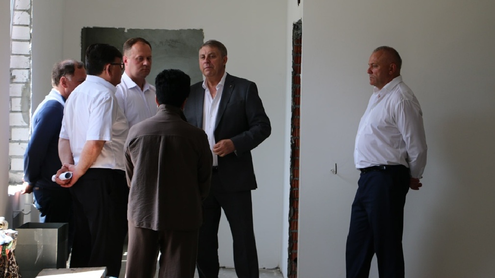 Губернатор Александр Богомаз лично контролирует реконструкцию ледового дворца «Пересвет»