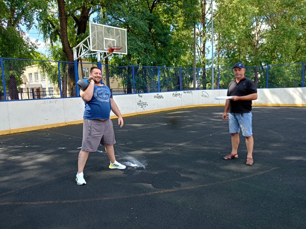 На центральном стадионе «Урожай» п. Локоть прошли соревнования по гиревому спорту