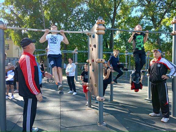 На центральном стадионе «Урожай» п. Локоть прошли соревнования по полиатлону среди школьников