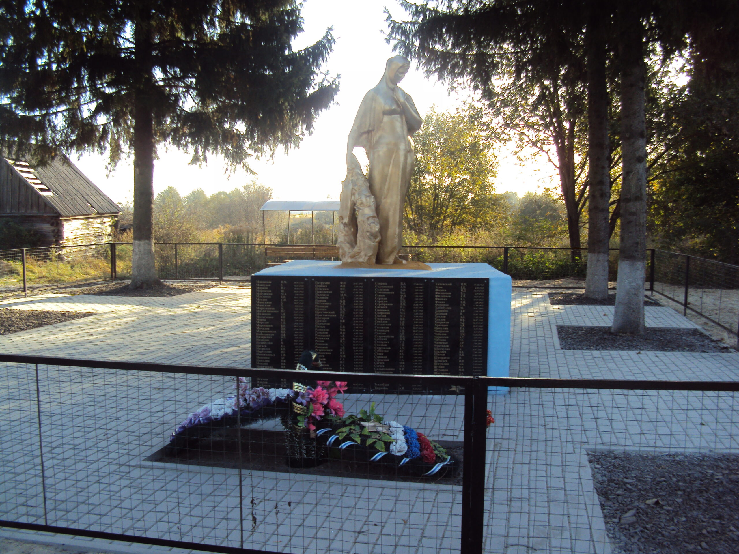 В с. Хотеева благоустроили воинское захоронение