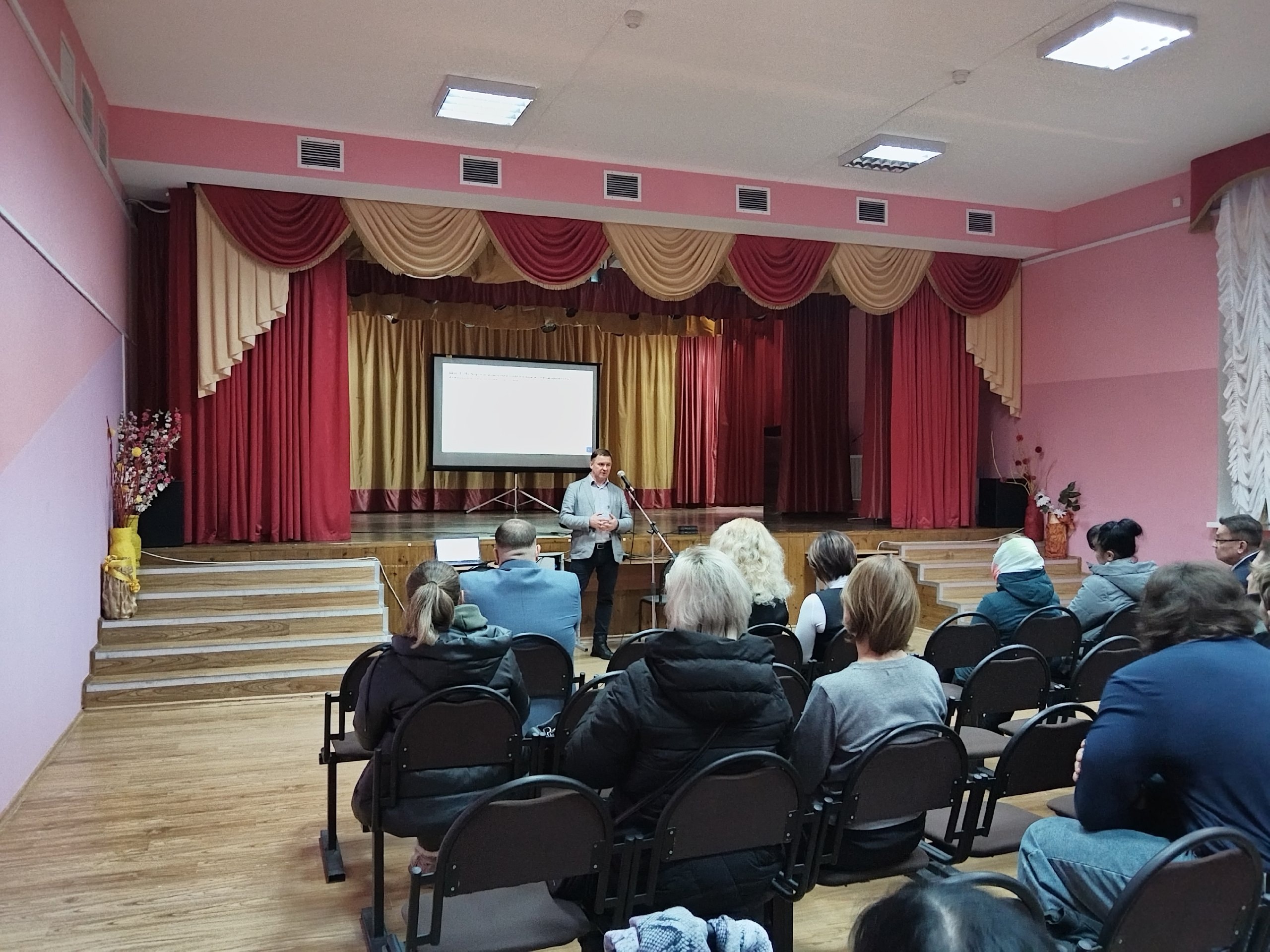В ЛСОШ №2 имени Н.Ф. Струченкова прошла профориентационная встреча с преподавателем БГТУ