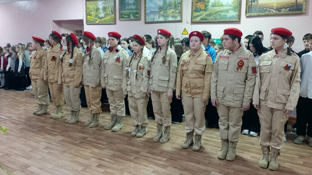 Торжественное мероприятие в честь Дня Героев прошло в Локотской школе №3