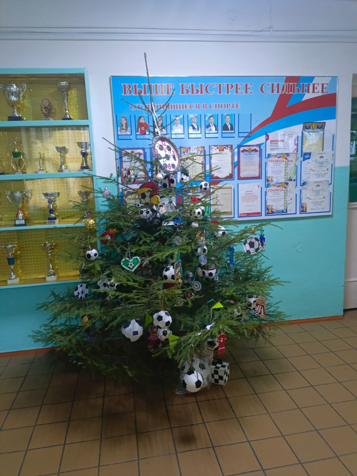 В Локотской школе №3 нарядили «Футбольную новогоднюю елку»