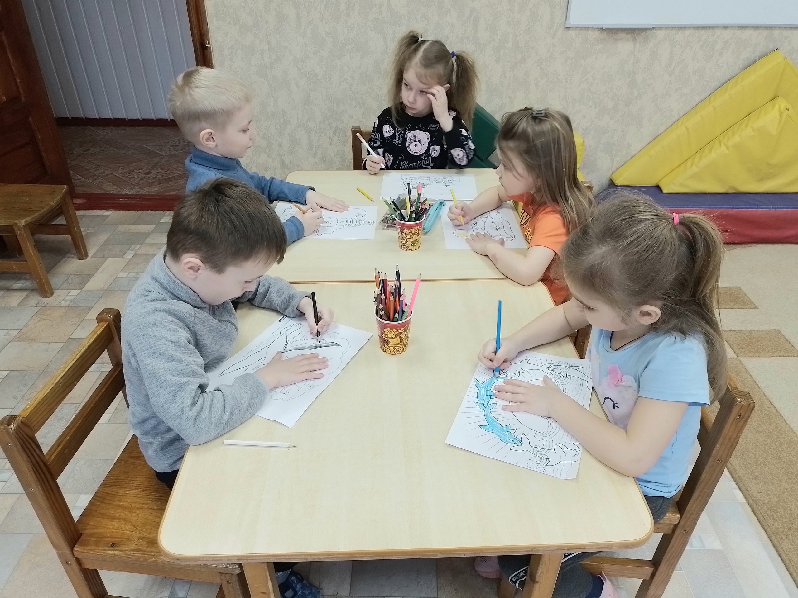 Воспитанники детского сада №4 п. Локоть приняли участие во Всероссийской акции «Краски Крыма»
