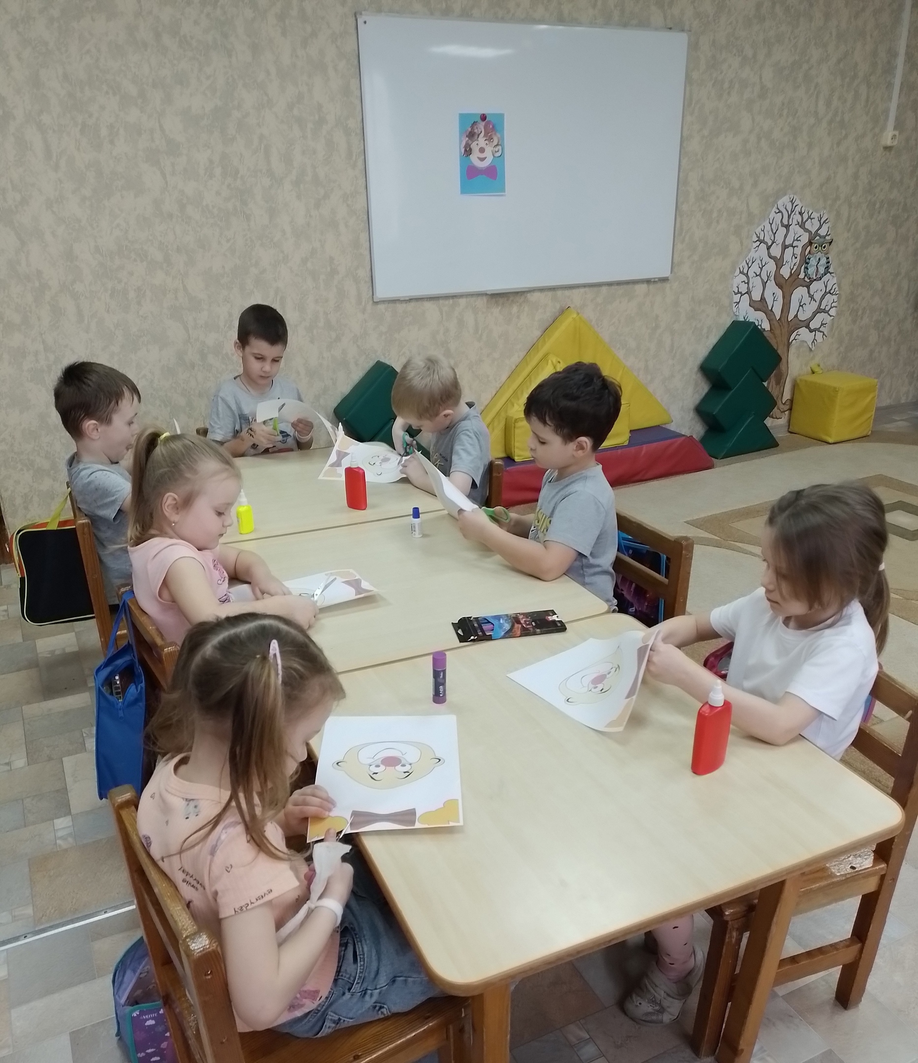 В День смеха в Локотском детском саду №4 говорили с детьми о клоунах