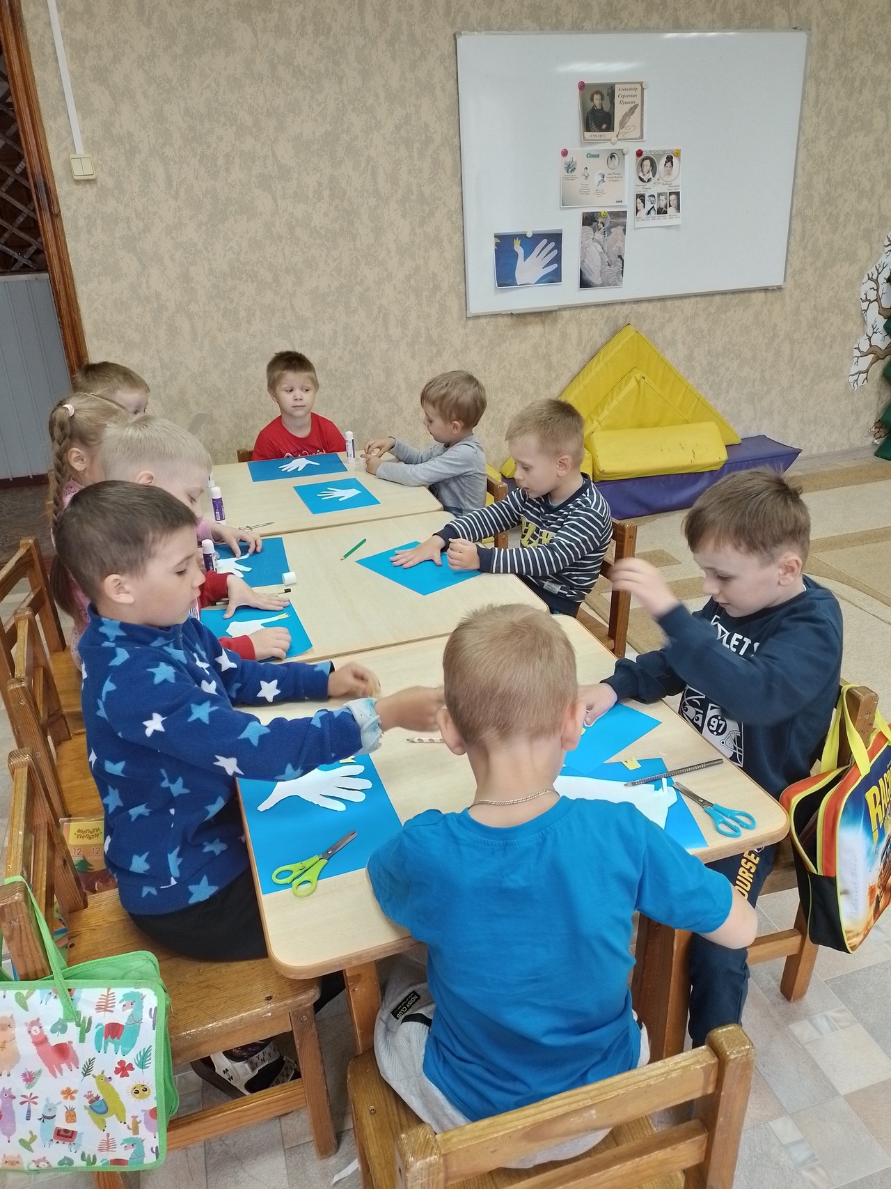 В Локотском детском саду №4 проводили тематическую неделю «Путешествие по сказкам А.С. Пушкина»