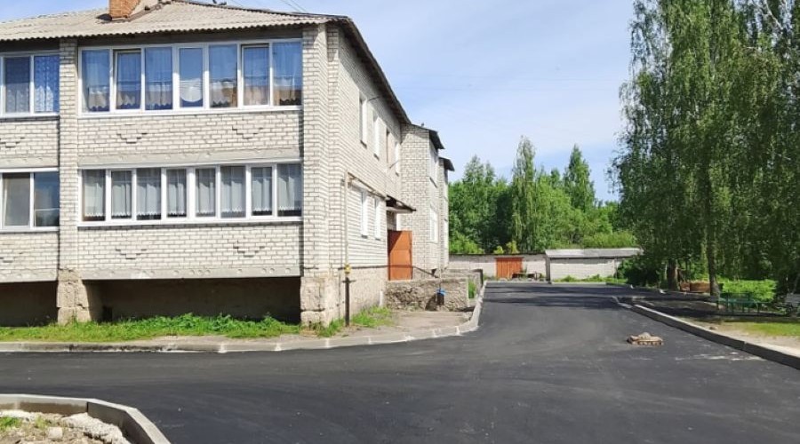 В брянском Сураже благоустроили пять дворовых территорий за 5,5 млн рублей