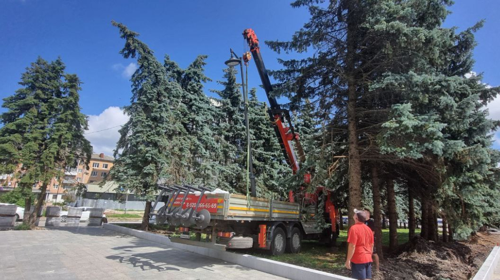 В Брянске на площади перед цирком началась установка десяти новых фонарей