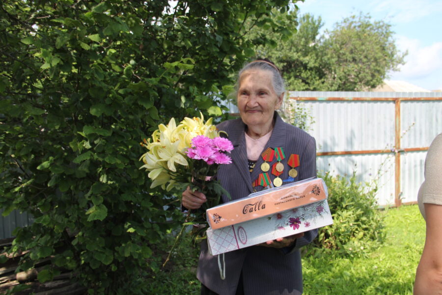 В Брасовском районе поздравили с 90-летием малолетнюю узницу