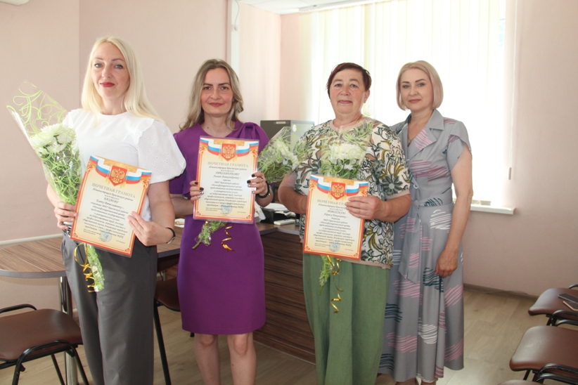 В преддверии профессионального праздника работникам МФЦ Брасовского района вручили почетные грамоты