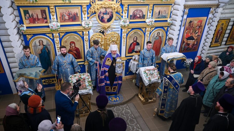 Митрополит Александр освятил храм в честь Рождества Пресвятой Богородицы в Фокино