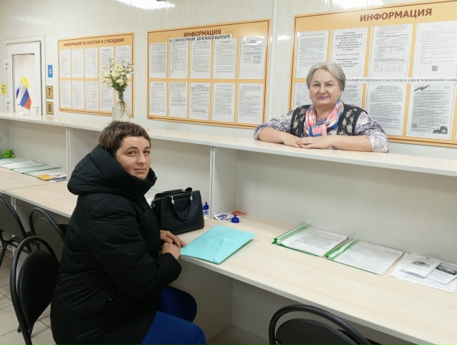 Многодетная локотчанка оформленила ежегодное пособие к началу учебного года