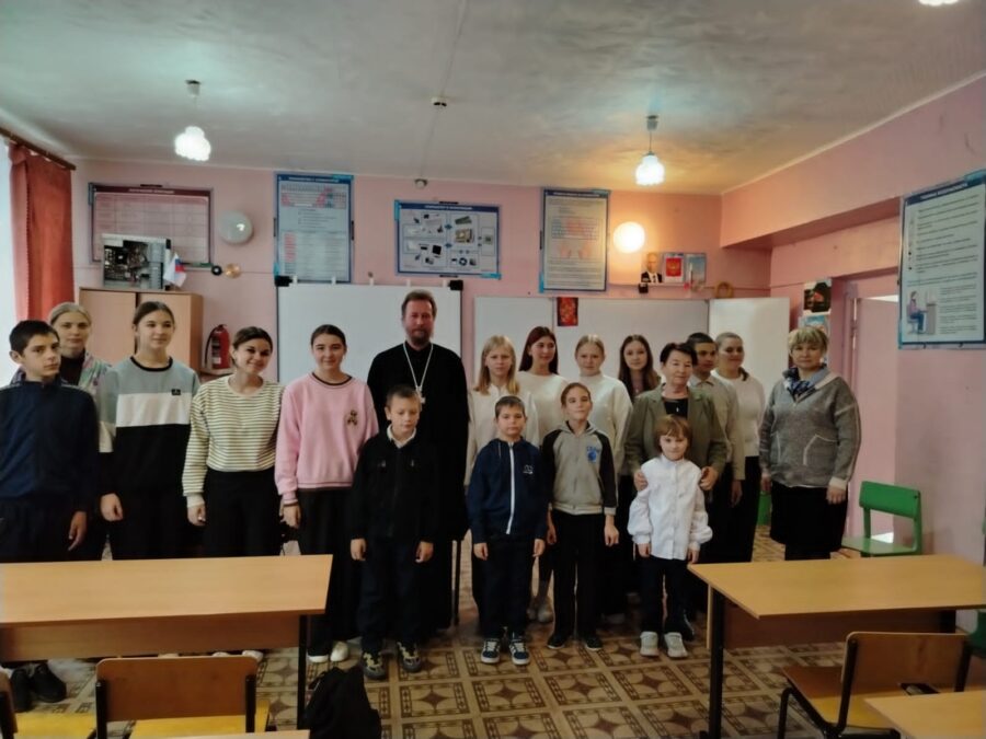 Благочинный Брасовского церковного округа встретился со школьниками села Крупец