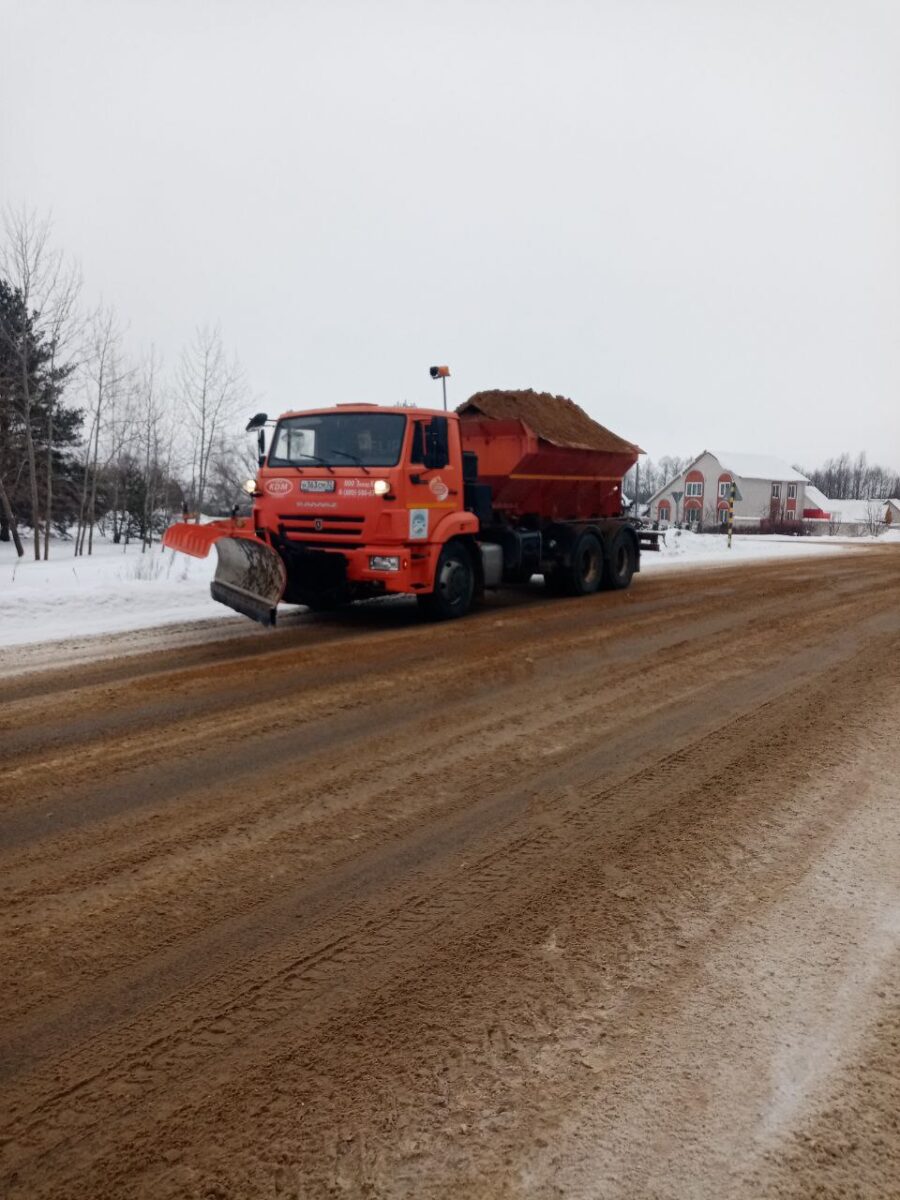 В Брянской области продолжается работа по очистке и обработке автодорог