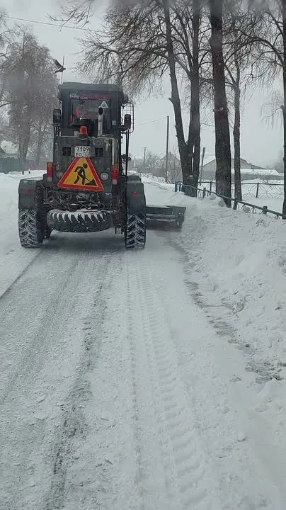 На Брянщине продолжается очистка от снега и противогололедная обработка автодорог