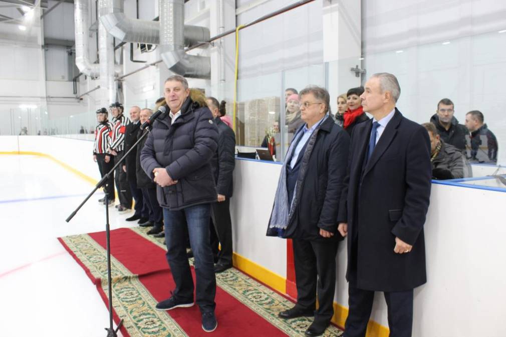 Последние новости суземки брянской. Богомаз Тайфун. Ледовый дворец Брянск Володарский район Богомаз играет в хоккей.