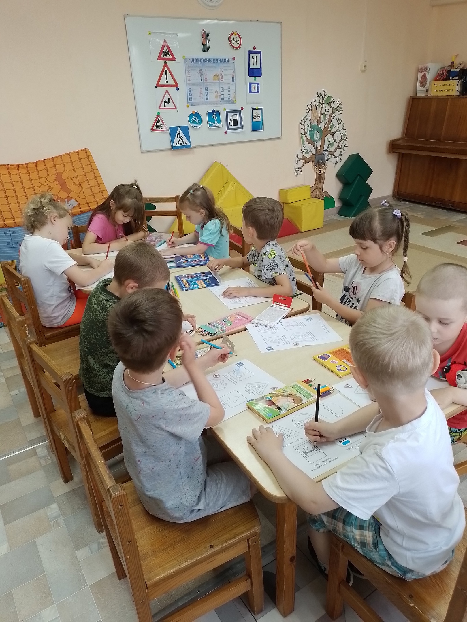 В Локотском детском саду №4 прошла неделя, посвящённая правилам дорожного движения