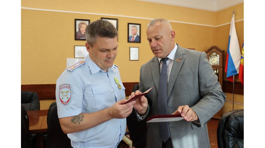 Спикер Брянской облдумы вручил памятную медаль начальнику УГИБДД