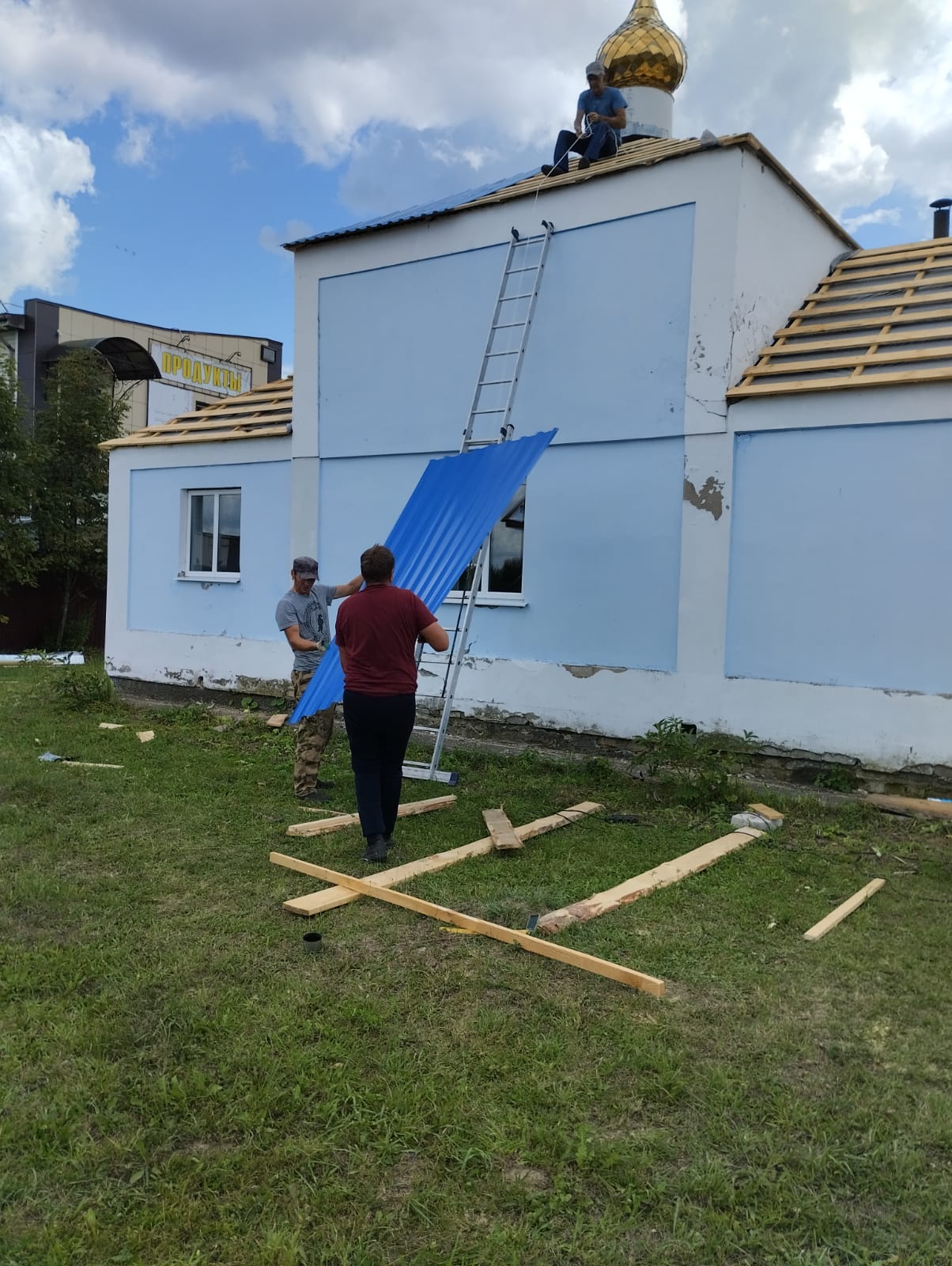В храме в честь Покрова Пресвятой Богородицы поселка Погребы Брасовского благочиния заменена кровля