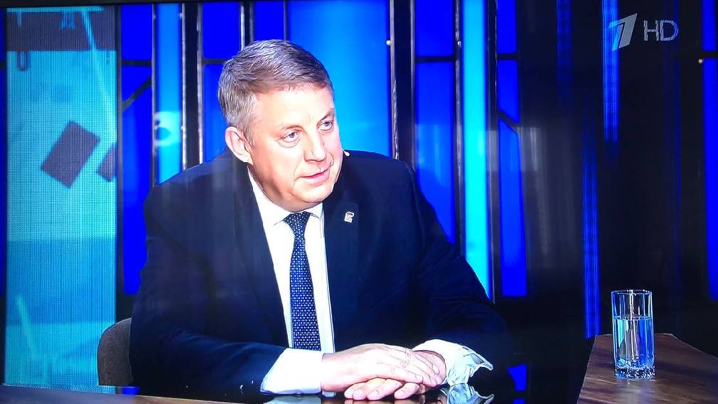 Губернатор Александр Богомаз призвал больше рассказывать детям о подвигах героев страны