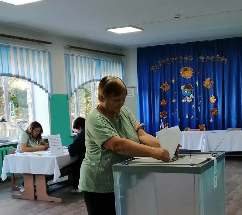 На избирательном участке с. Брасово первой проголосовала сегодня Валентина Трусова