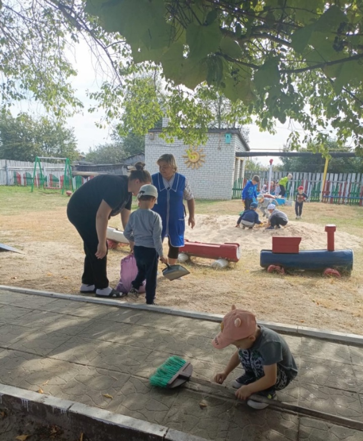 В Локотском детском саду №4 уделяют внимание воспитанию трудолюбия у малышей