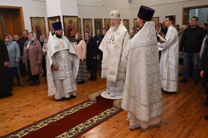 В день поминовения невинно убиенных в ХХ веке митрополит Александр совершил Литургию и панихиду в храме во имя Новомучеников и Исповедников Российских поселка Локоть