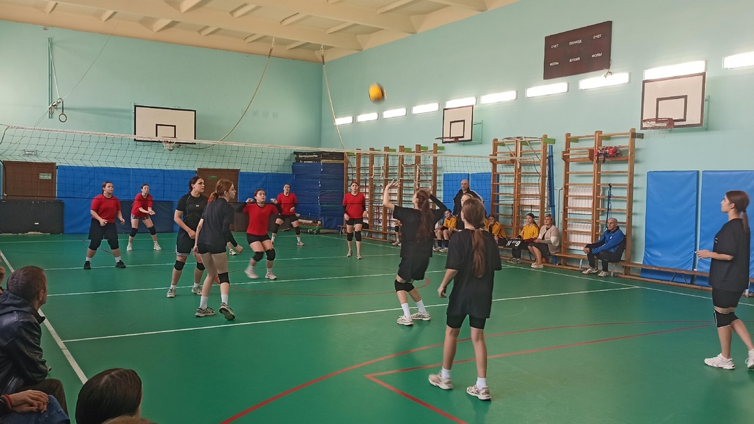 В спортивном зале ЛСОШ №1 имени П.А. Маркова прошел турнир по волейболу среди девушек