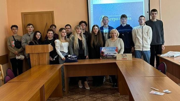 В Брасовском промышленно-экономическом техникуме состоялась встреча студентов с куратором страховой компании Астро-Волга по Брянской области  Натальей Лагуткиной