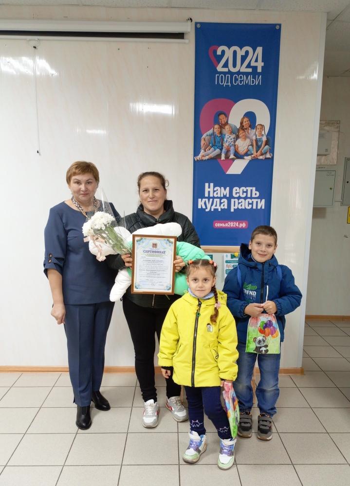 В отделе социальной защиты населения Брасовского района многодетной матери Лидии Филиппенко вручили сертификат на областной материнский капитал