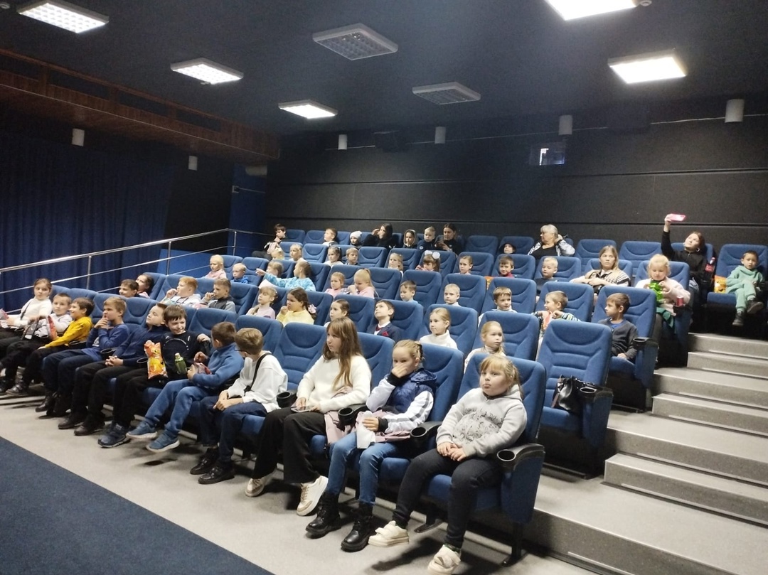 Ученики ЛСОШ №3 на осенних каникулах посмотрели в кинозале «Планета кино» сказку «Королевство кривых зеркал»