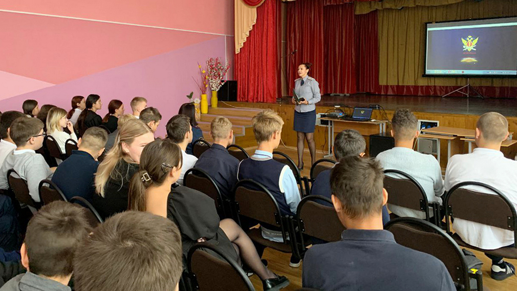 В Локотской школе сотрудники УФСИН провели акцию «За здоровое будущее»