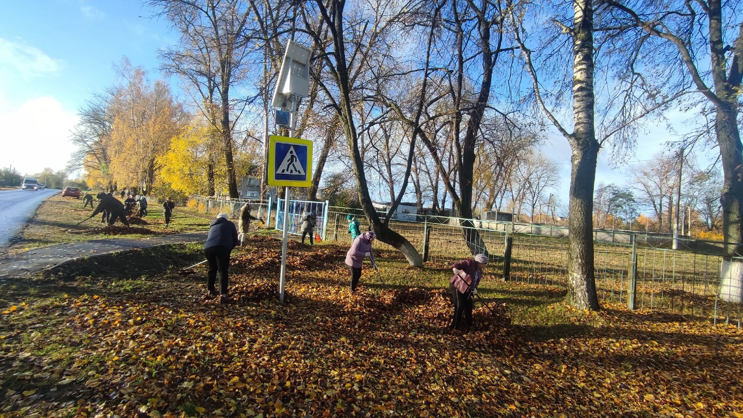 Коллектив Локотской школы №2 имени Н.Ф. Струченкова навел порядок на закрепленной за учреждением территории
