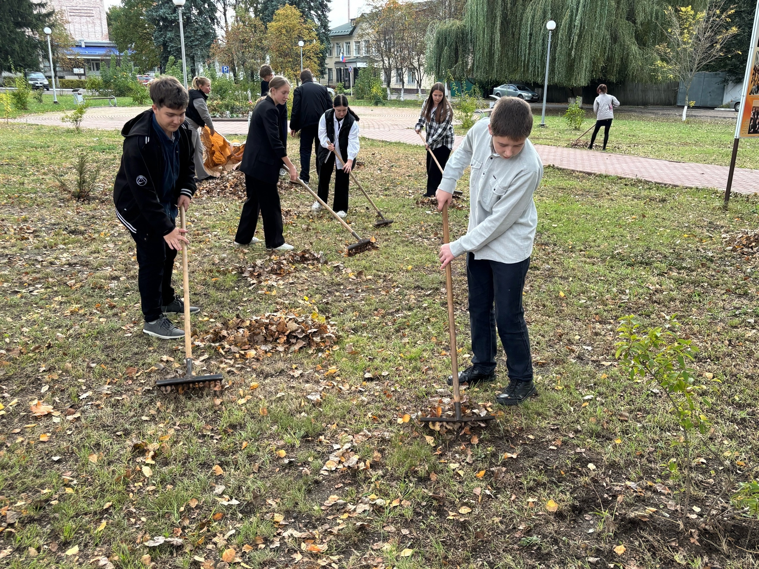 Активисты Движения Первых из ЛСОШ №1 имени П.А. Маркова потрудились в сквере