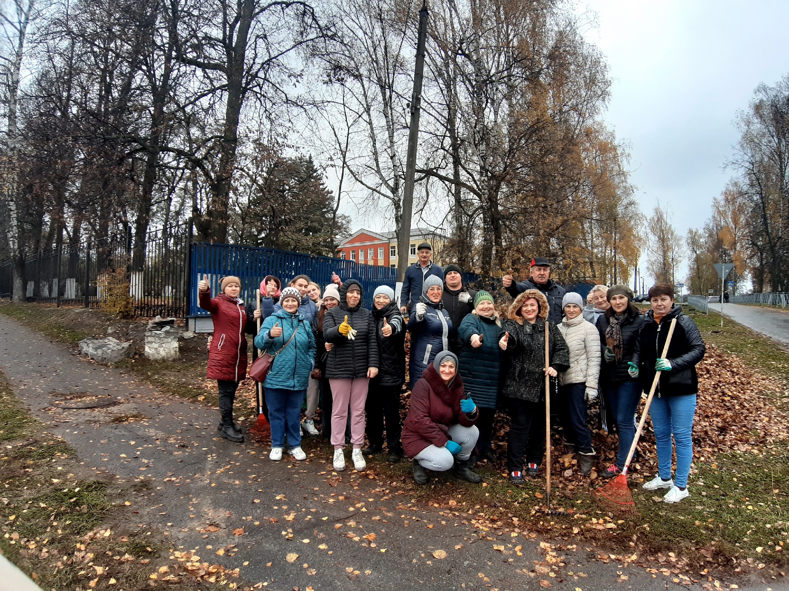 Коллектив ЛСОШ №1 имени П.А. Маркова провел субботник