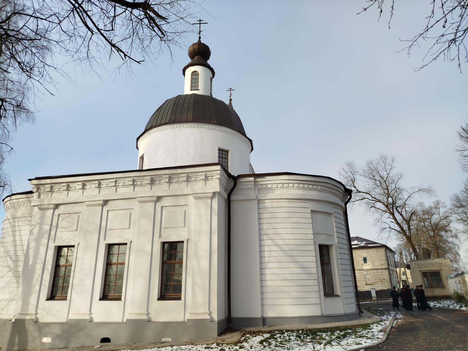 На территории Брасовского церковного округа продолжается реконструкция храма во имя святителя Василия Великого