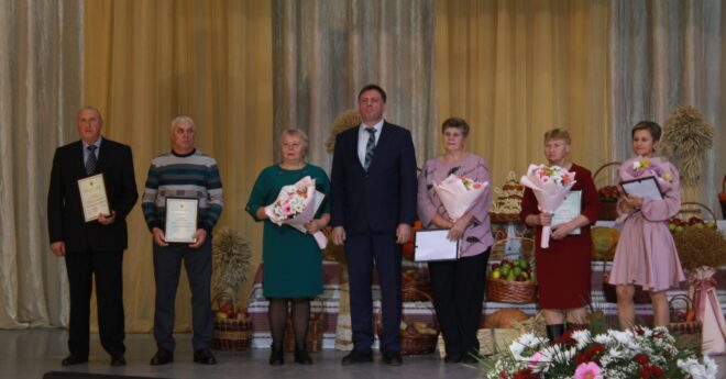 Почетную грамоту за заслуги в области сельского хозяйства трактористу-машинисту Михаилу Кускову