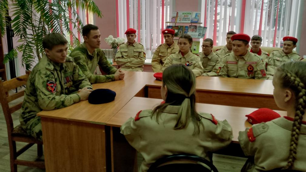 Юнармейцы отряда «Витязь» Локотской школы №3 встретились с участником СВО