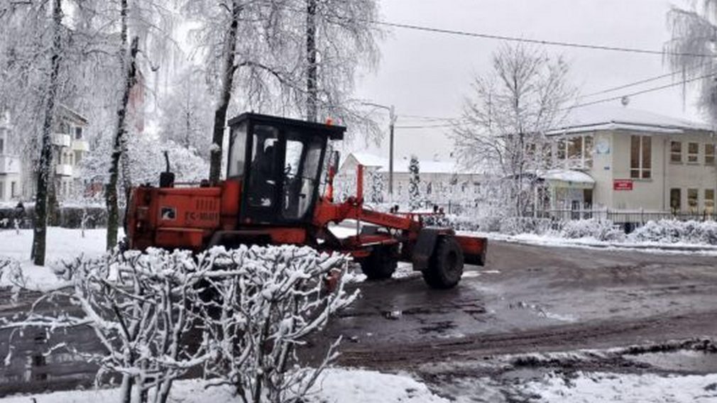В Брянской области продолжается активная уборка снега