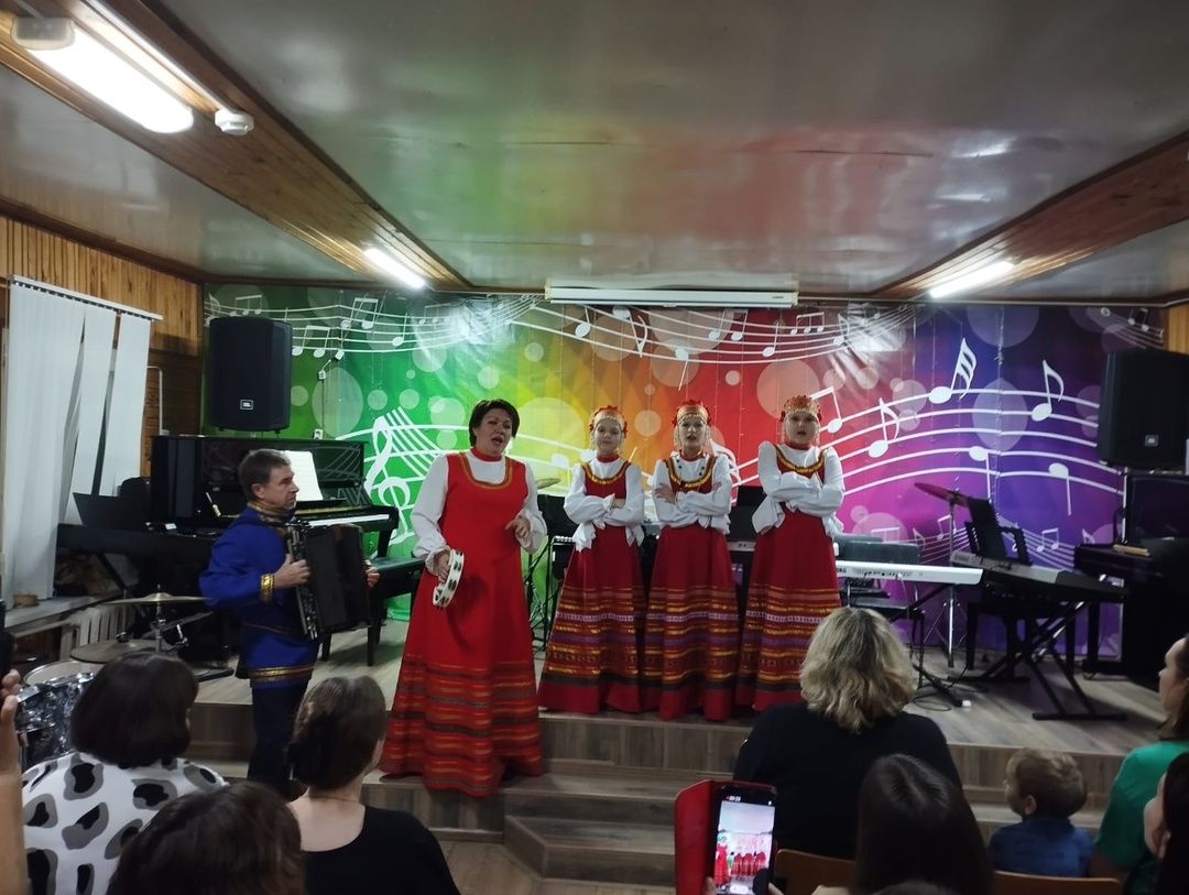 В Локотской детской школе искусств мамы и бабушки воспитанников принимали музыкальные поздравления