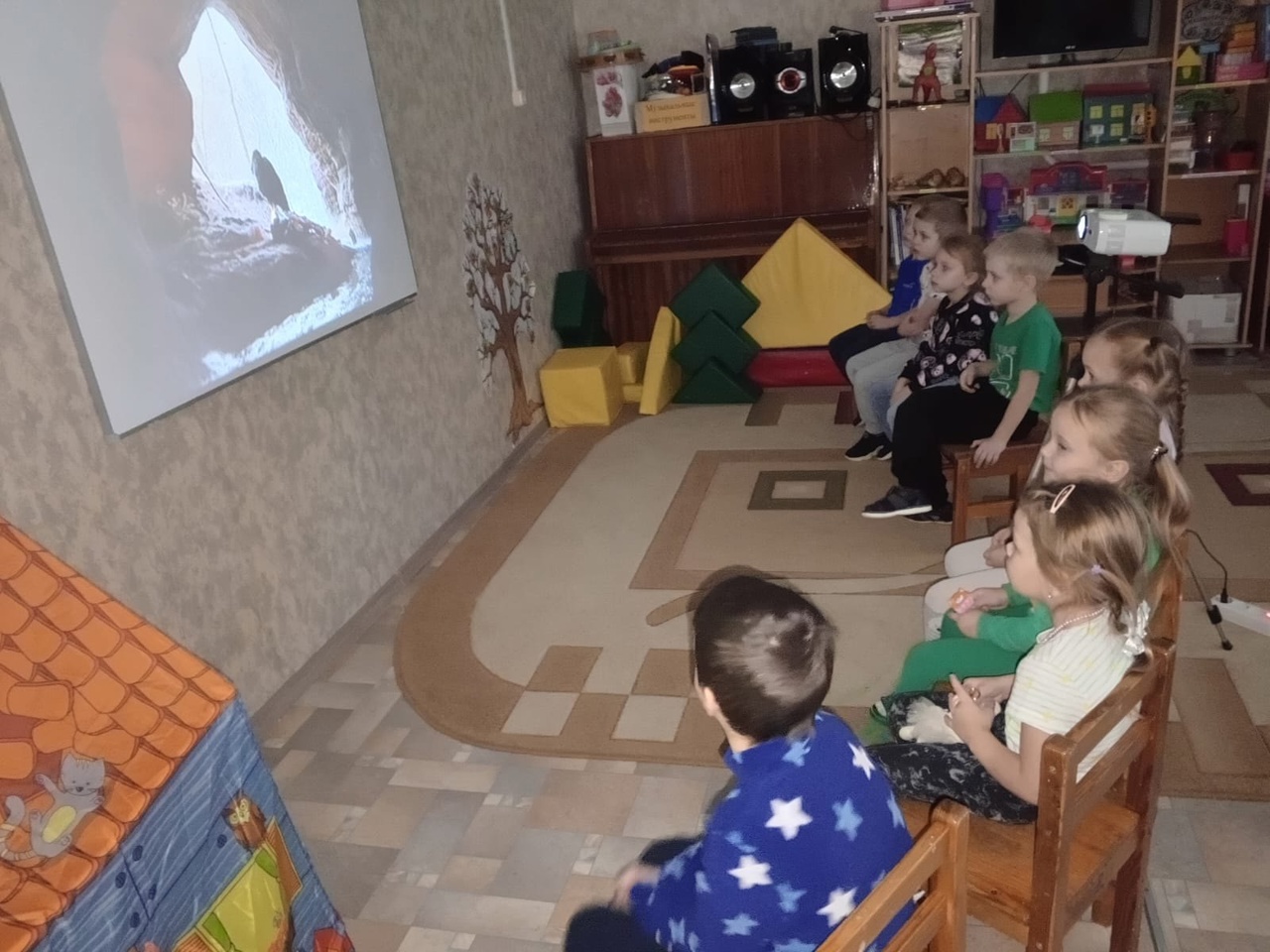 В детском саду №4 п. Локоть для воспитанников провели интерактив «Путешествие в прошлое»