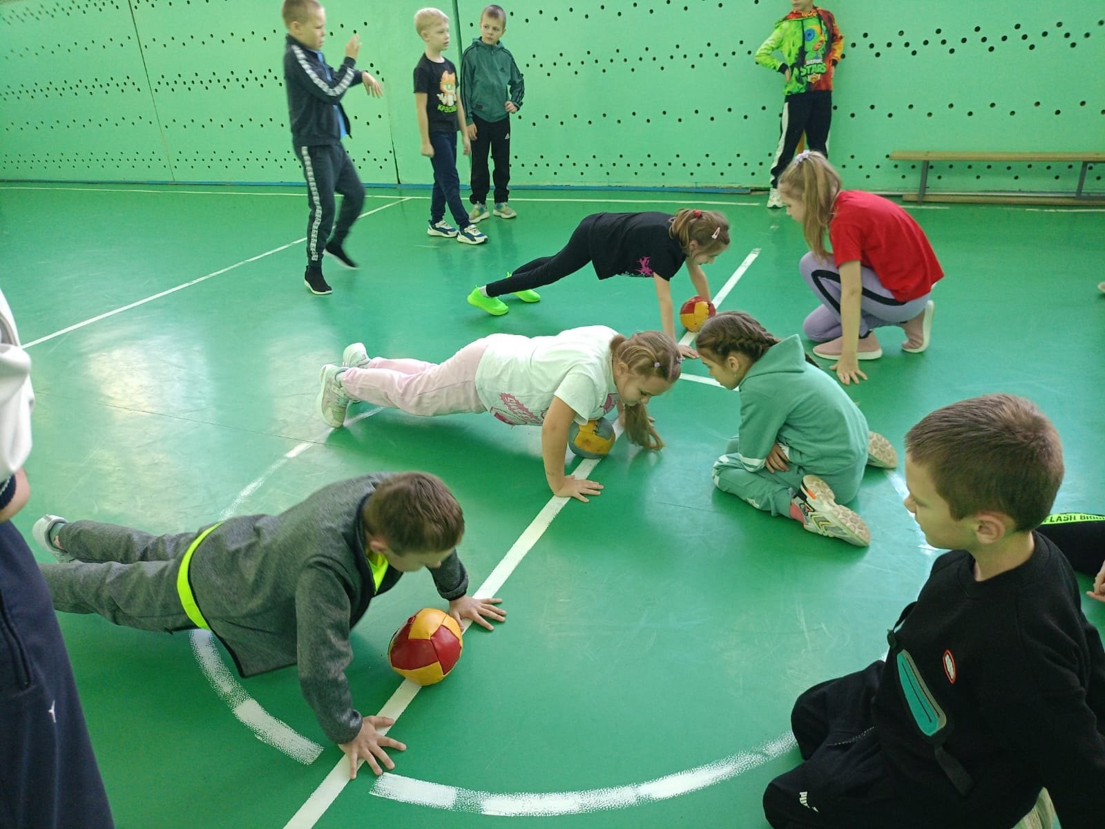 Учащиеся начальных классов Локотской школы №3 выполнили нормативы ГТО