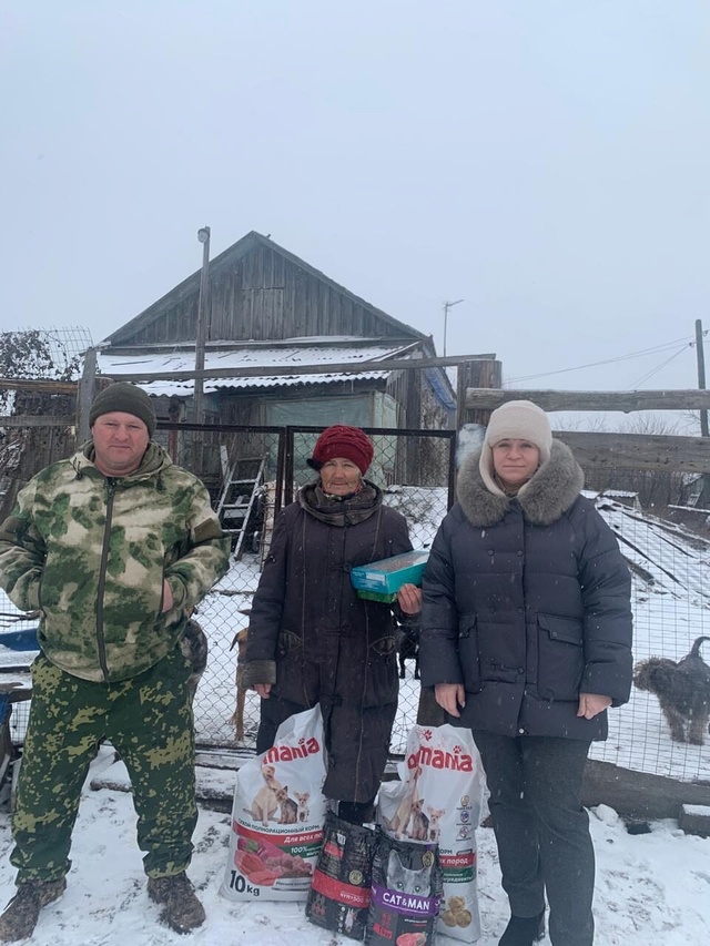 Сотрудники Брасовской зональной ветлаборатории вновь доставили радость пушистикам из приюта для бездомных животных в поселке Роговское