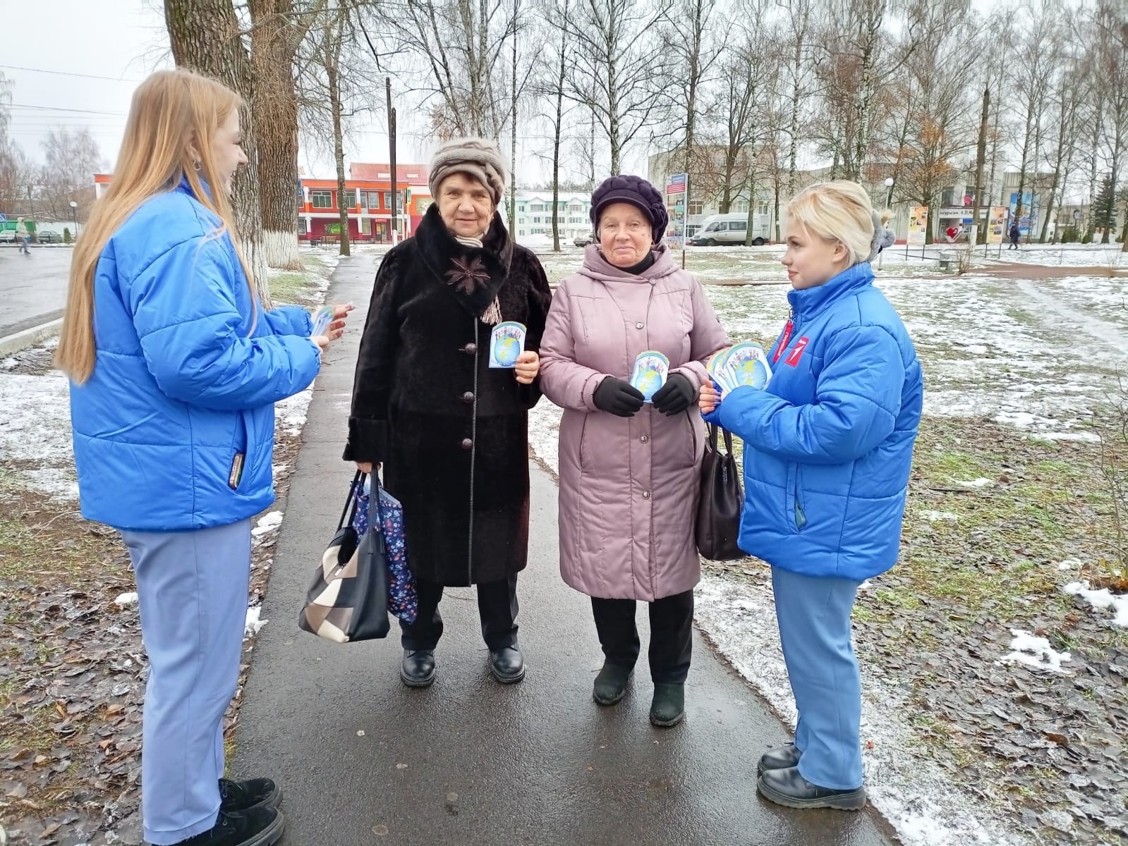 Специалисты отдела социальной защиты населения совместно с активистами местного отделения Движения Первых провели акцию «Мы разные, но все мы вместе»