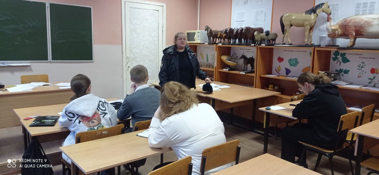 Со студентами БПЭТ инспектор ПДН Ирина Аборина провела профилактическую беседу