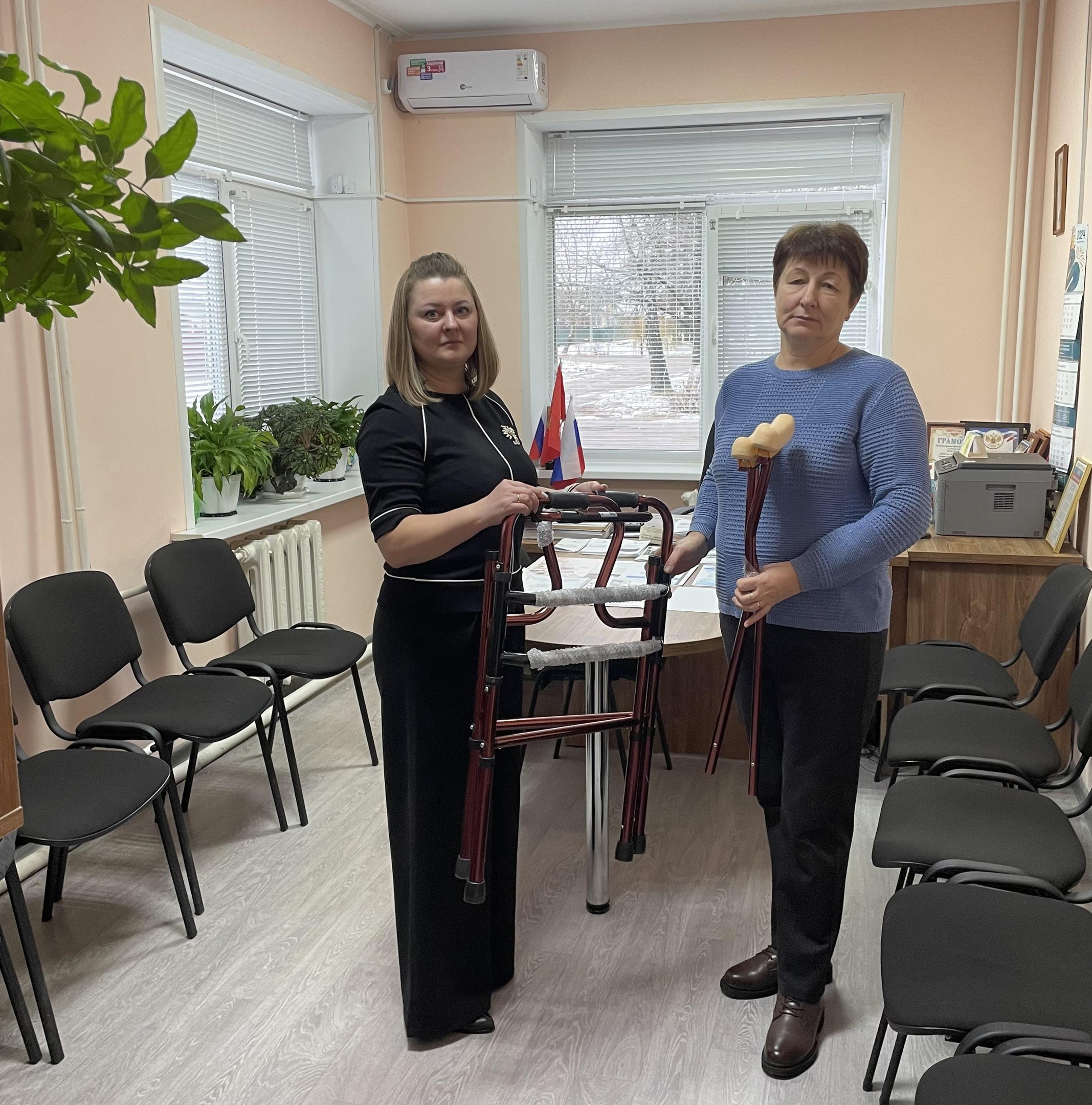В Глодневский дом-интернат передали ходунки для нуждающейся в них женщины