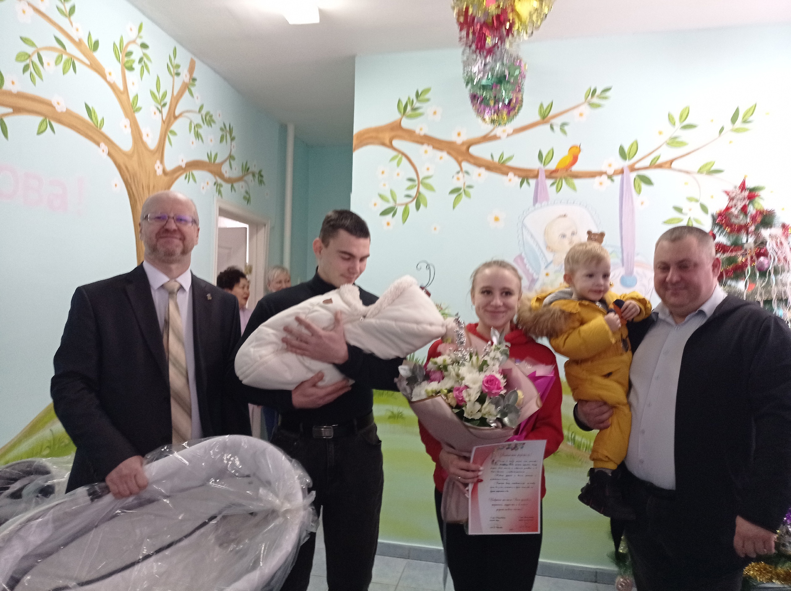 В Новозыбкове первой новорожденной в 2025 году малышке подарили коляску