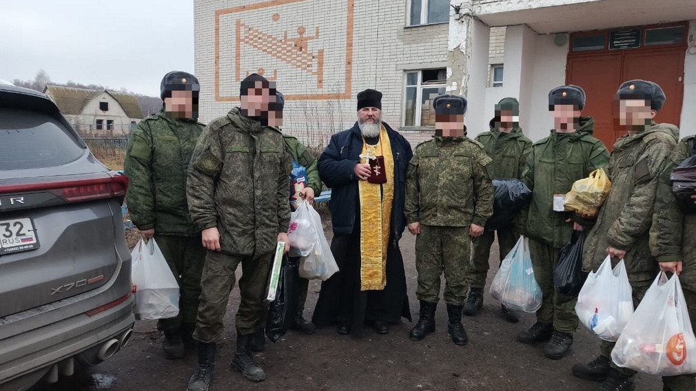 Брасовское благочиние передало фронту гуманитарную помощь