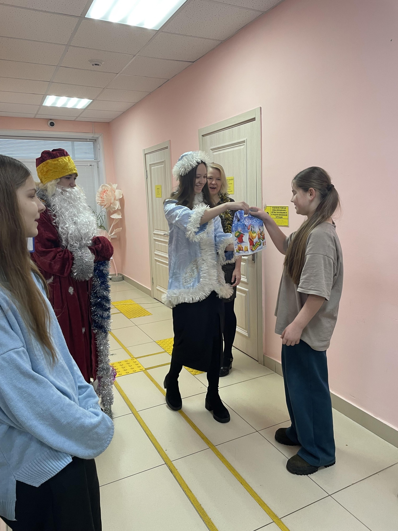 В КЦСОН Брасовского района прошло праздничное мероприятие по вручению новогодних подарков детям из малообеспеченных детей