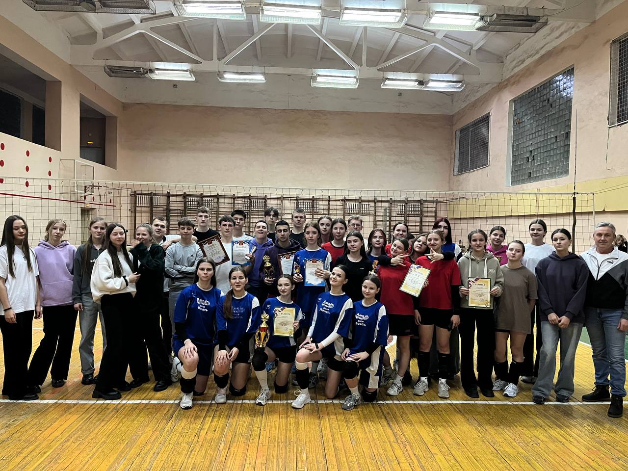 В спортивном зале Брасовского промышленно — экономического техникума турнир по волейболу «Рандеву — 2025»